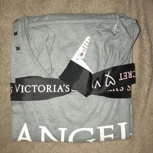 🔥🔥NWT Victoria Secret Long Sleeve 😴 shirt
